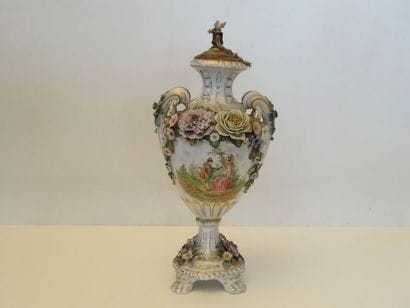 Vase Médicis à anses en porcelaine polychrome...