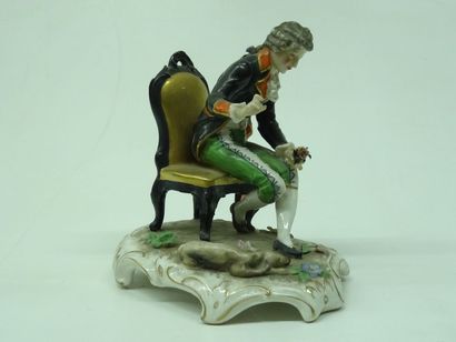 Sculpture en porcelaine polychrome représentant...
