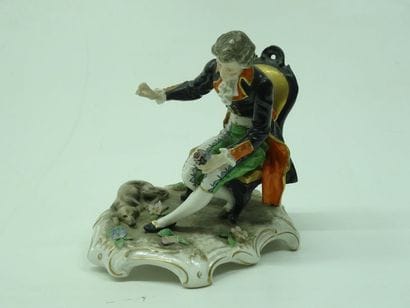 Sculpture en porcelaine polychrome représentant...