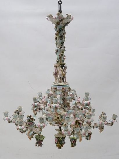 Important lustre en porcelaine polychrome...