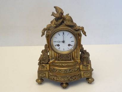 Pendule borne en bronze à décor à l'amortissement...