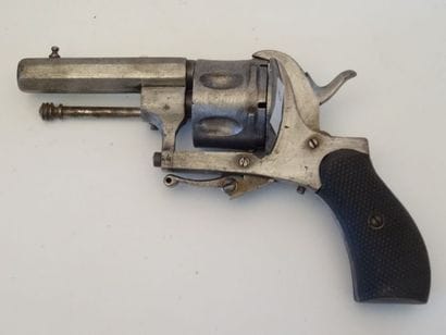 Revolver à broche, six coups, calibre 9 mm....