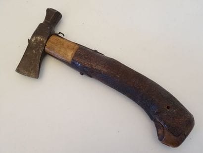 Petite hachette de tonnelier. Manche en bois....