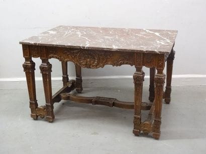 Table de milieu en noyer mouluré et sculpté...