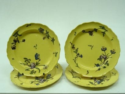 4 assiettes en faïence à fond jaune, Moustiers...