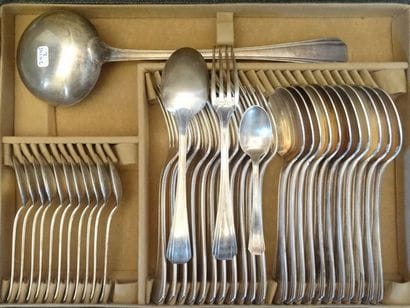 Ménagère de 12 couverts en métal argenté...