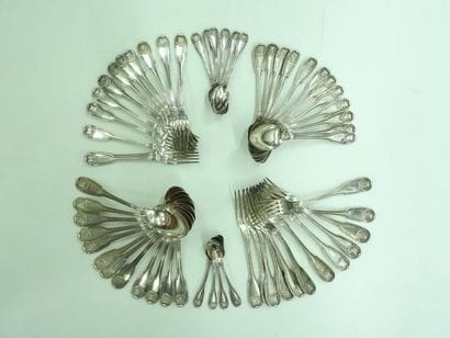 12 couverts en argent filet coquilles environ...