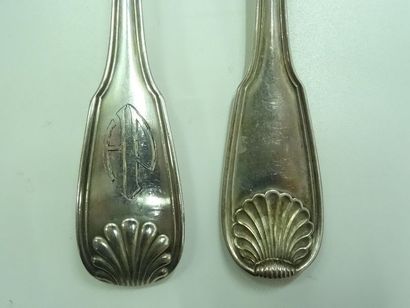 12 couverts en argent filet coquilles environ...