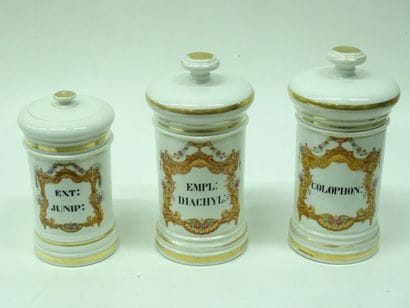 3 pots à pharmacie en porcelaine. XIXe s...