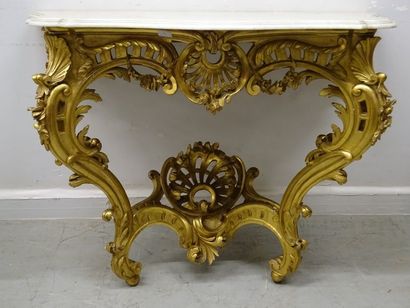 Console en bois doré moulurée et sculptée...