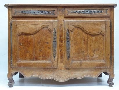 Buffet en bois naturel et loupe ouvrant à...