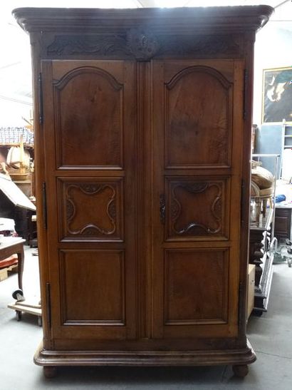 Armoire en noyer moulurée et sculptée ouvrant...