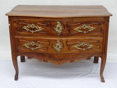 Commode en noyer à façade et côtés galbés...