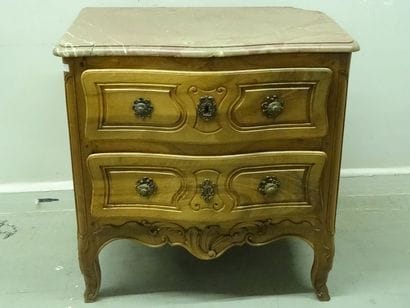 Petite commode en bois naturel ouvrant à...