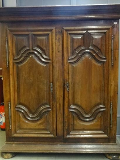 Armoire en noyer ouvrant à 2 portes à décor...