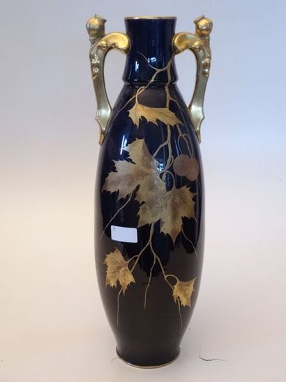 Grand vase à décor sur fond bleu de feuilles...