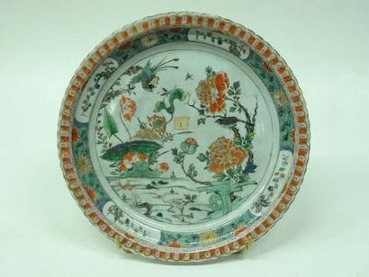 Chine, plat rond en porcelaine à décor d'émaux...