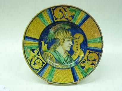 Paire de plats en faïence polychrome représentant...