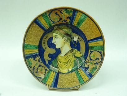 Paire de plats en faïence polychrome représentant...