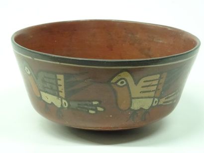 Coupe à décor polychrome d'oiseaux volant,...