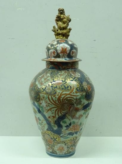 JAPON, genre de Grand vase à décor polychrome...