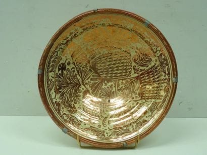 Plat creux en faïence Hispano-Mauresque à...