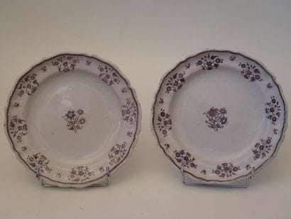 Paire d'assiettes à contours à décor au manganèse...