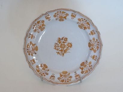 Assiette en faïence à contours à décor en...