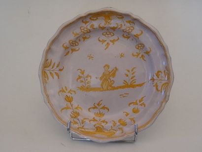 Assiette en faïence en camaïeu jaune d'un...