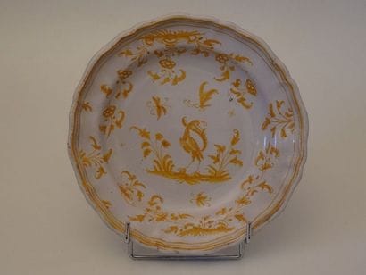 Assiette à contours en faïence à décor en...