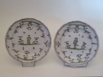 2 assiettes en faïence à décor en camaïeu...