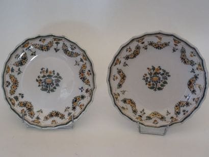 Paire d'assiettes à décor polychrome de fleurs,...