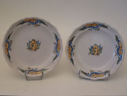 Paire d'assiettes à contours, modèle à la...