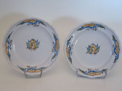 Paire d'assiettes à contours, modèle à la...