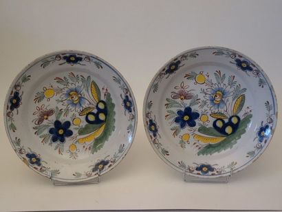 Paire de plats ronds en faïence à décor polychrome...
