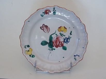 Assiette en faïence polychrome à décor de...