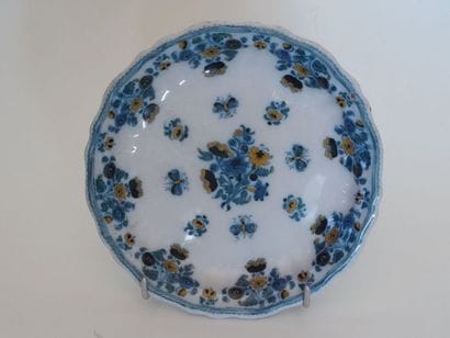 Assiette à contours à décor polychrome de...