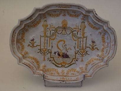 Plat creux à talon à bords lobés en faïence...