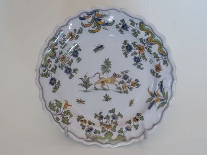 Assiette en faïence à contours à décor en...