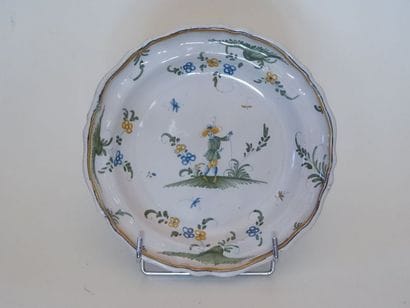 Assiette à contours en faïence polychrome...