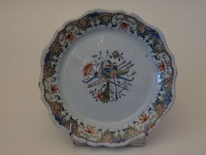 Assiette en faïence à contours à décor en...