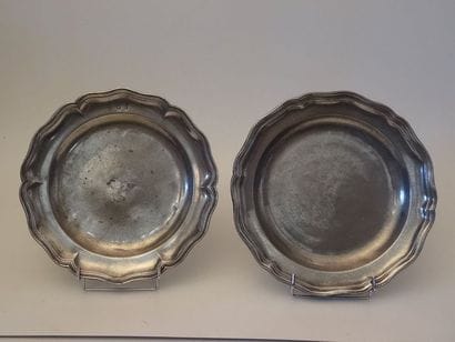2 plats en étain à contours, XVIIIe sièc...