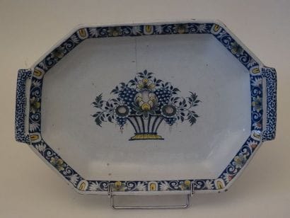 Banette en faïence polychrome à décor au...
