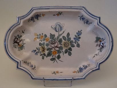 Plat creux en faïence à contours à décor...