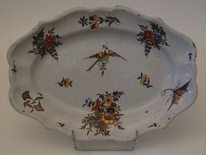 Plat ovale à contours en faïence à décor...