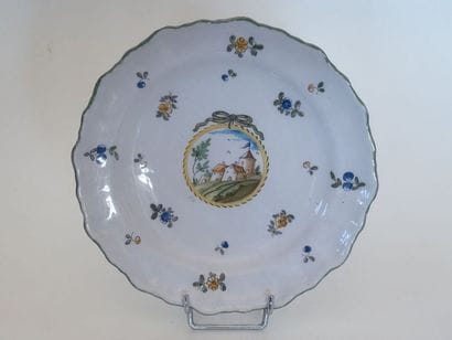 Assiette en faïence à contours à décor de...