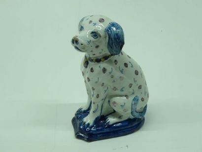 Chien assis en faïence polychrome. Delft,...