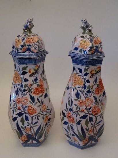 Paire de potiches couvertes en porcelaine...