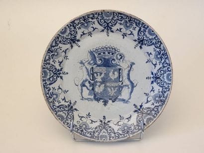 Assiette en faïence à décor d'armoirie au...