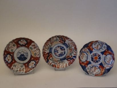 3 assiettes à décor Imari. Japon, XIXe siècle...